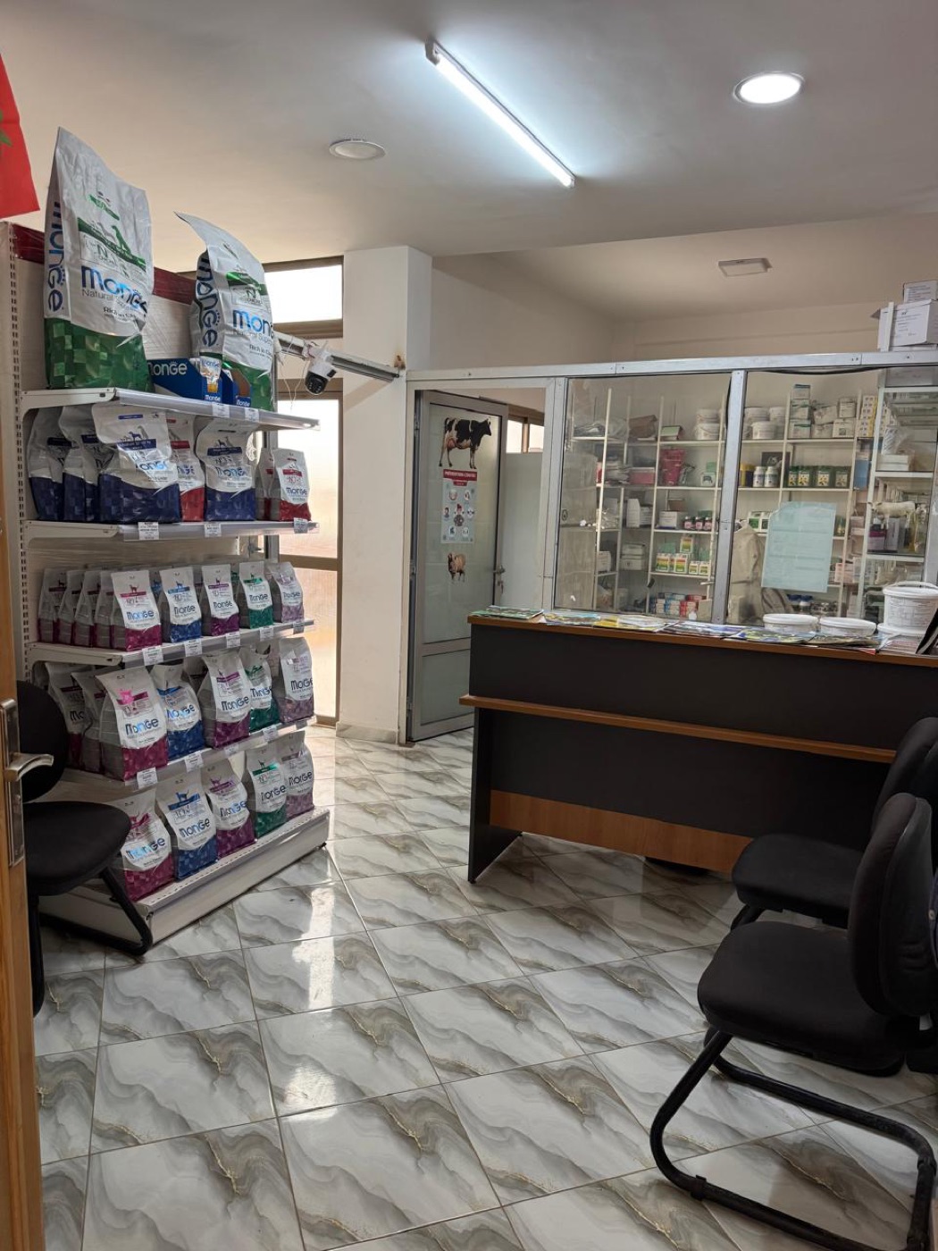 Espace d’accueil du Cabinet Vétérinaire Dr Zaari à Sebaa-Ayoun